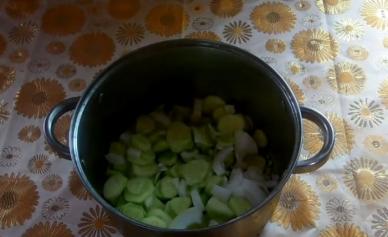 Wie man Gurkensalat für den Winter einlegt